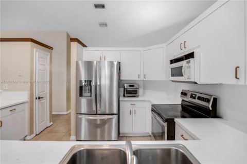 House in Pembroke Pines, Florida 3 bedrooms, 219.71 sq.m. № 1879031 - photo 14