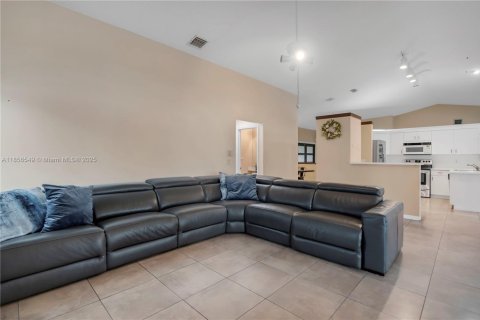 House in Pembroke Pines, Florida 3 bedrooms, 219.71 sq.m. № 1879031 - photo 11