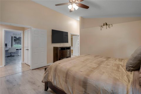House in Pembroke Pines, Florida 3 bedrooms, 219.71 sq.m. № 1879031 - photo 18