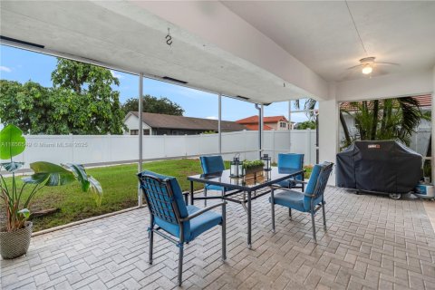 House in Pembroke Pines, Florida 3 bedrooms, 219.71 sq.m. № 1879031 - photo 26