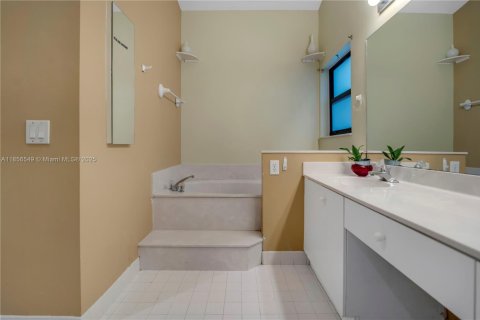 House in Pembroke Pines, Florida 3 bedrooms, 219.71 sq.m. № 1879031 - photo 24