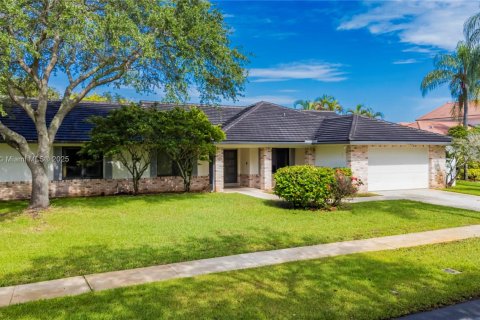 House in Pembroke Pines, Florida 3 bedrooms, 219.71 sq.m. № 1879031 - photo 1