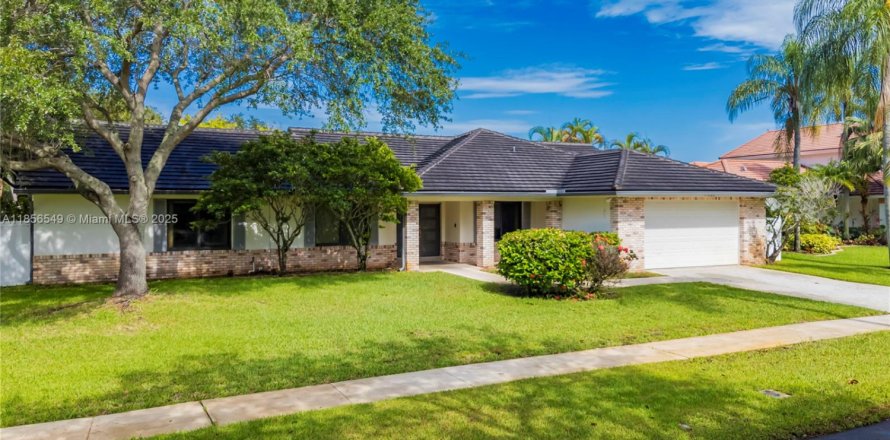 House in Pembroke Pines, Florida 3 bedrooms, 219.71 sq.m. № 1879031