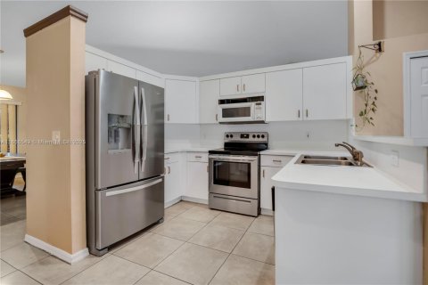 House in Pembroke Pines, Florida 3 bedrooms, 219.71 sq.m. № 1879031 - photo 13