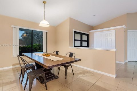House in Pembroke Pines, Florida 3 bedrooms, 219.71 sq.m. № 1879031 - photo 10