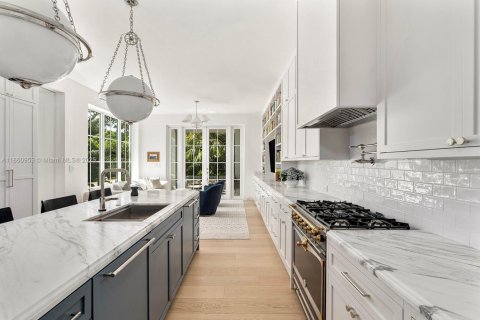 House in Key Biscayne, Florida 5 bedrooms, 327.48 sq.m. № 1889020 - photo 6