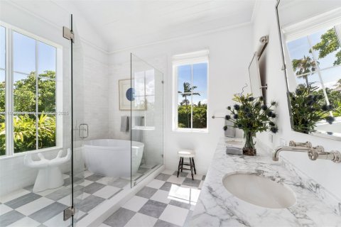 House in Key Biscayne, Florida 5 bedrooms, 327.48 sq.m. № 1889020 - photo 29