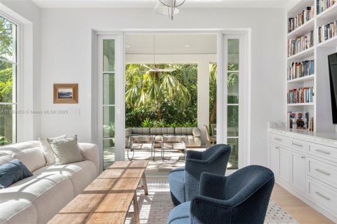 House in Key Biscayne, Florida 5 bedrooms, 327.48 sq.m. № 1889020 - photo 11