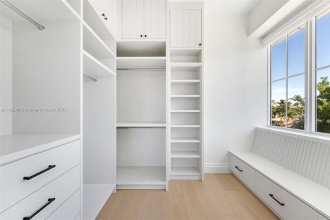 House in Key Biscayne, Florida 5 bedrooms, 327.48 sq.m. № 1889020 - photo 26