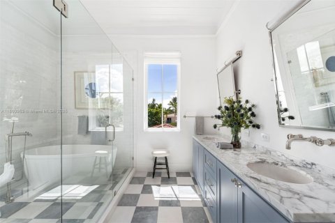 House in Key Biscayne, Florida 5 bedrooms, 327.48 sq.m. № 1889020 - photo 28