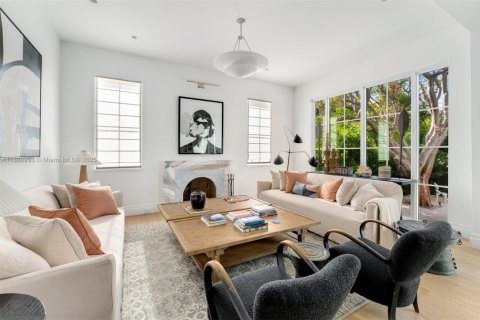 House in Key Biscayne, Florida 5 bedrooms, 327.48 sq.m. № 1889020 - photo 13