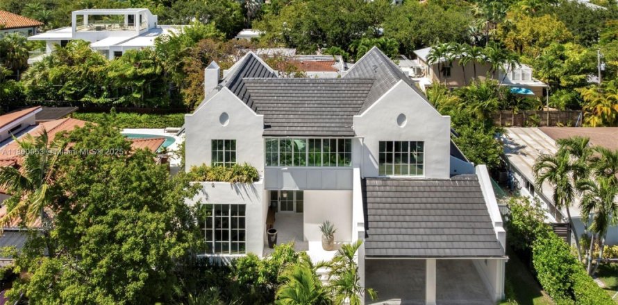 House in Key Biscayne, Florida 5 bedrooms, 327.48 sq.m. № 1889020