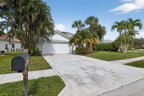 House in Stuart, Florida 3 bedrooms, 148.46 sq.m. № 2393192 - photo 2