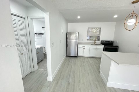 Apartamento en alquiler en Hollywood, Florida, 55.74 m2 № 1982121 - foto 4