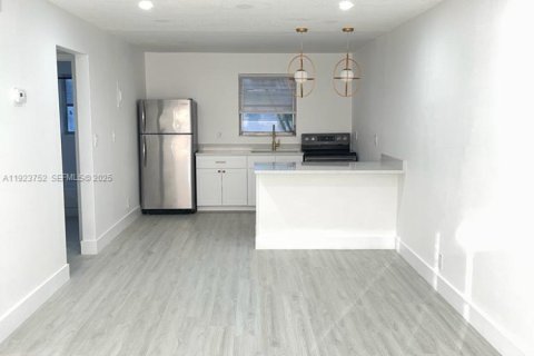 Apartamento en alquiler en Hollywood, Florida, 55.74 m2 № 1982121 - foto 3