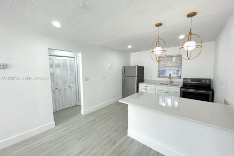 Apartamento en alquiler en Hollywood, Florida, 55.74 m2 № 1982121 - foto 1