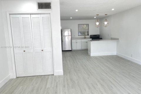 Apartamento en alquiler en Hollywood, Florida, 55.74 m2 № 1982121 - foto 8