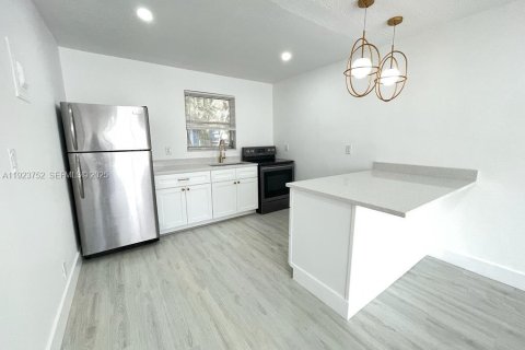 Apartamento en alquiler en Hollywood, Florida, 55.74 m2 № 1982121 - foto 2