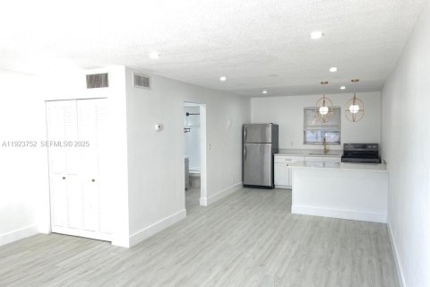 Apartamento en alquiler en Hollywood, Florida, 55.74 m2 № 1982121 - foto 7