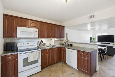 Купить таунхаус в Майами, Флорида 2 спальни, 84.91м2, № 2007822 - фото 11