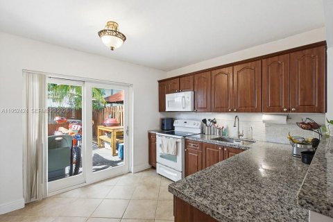 Купить таунхаус в Майами, Флорида 2 спальни, 84.91м2, № 2007822 - фото 10