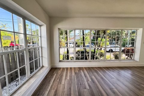 House in Surfside, Florida 2 bedrooms, 139.54 sq.m. № 1875471 - photo 6