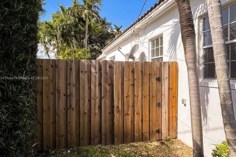 House in Surfside, Florida 2 bedrooms, 139.54 sq.m. № 1875471 - photo 4