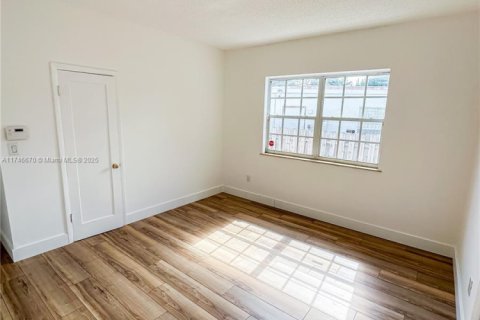 House in Surfside, Florida 2 bedrooms, 139.54 sq.m. № 1875471 - photo 17