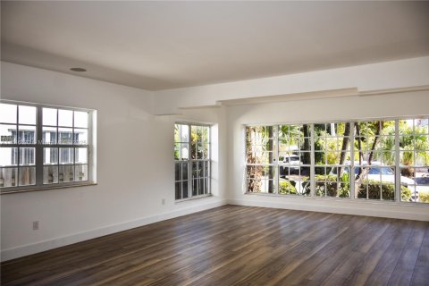 House in Surfside, Florida 2 bedrooms, 139.54 sq.m. № 1875471 - photo 7