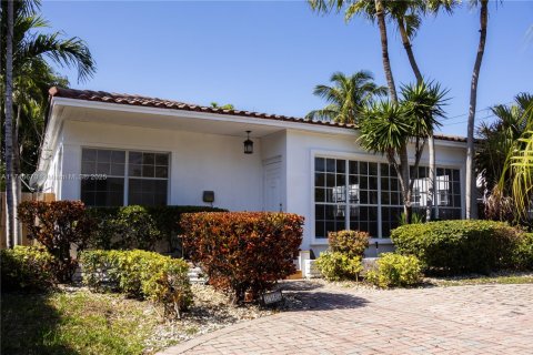 House in Surfside, Florida 2 bedrooms, 139.54 sq.m. № 1875471 - photo 1