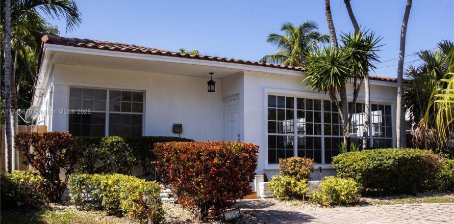 House in Surfside, Florida 2 bedrooms, 139.54 sq.m. № 1875471