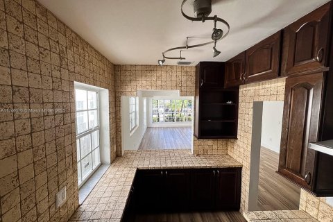 House in Surfside, Florida 2 bedrooms, 139.54 sq.m. № 1875471 - photo 12