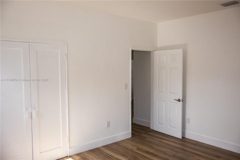 House in Surfside, Florida 2 bedrooms, 139.54 sq.m. № 1875471 - photo 29