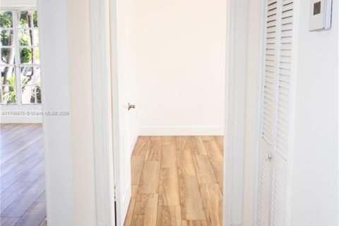House in Surfside, Florida 2 bedrooms, 139.54 sq.m. № 1875471 - photo 26