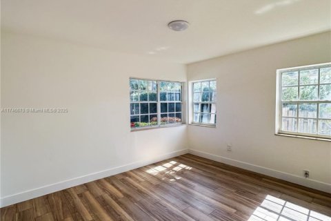House in Surfside, Florida 2 bedrooms, 139.54 sq.m. № 1875471 - photo 27