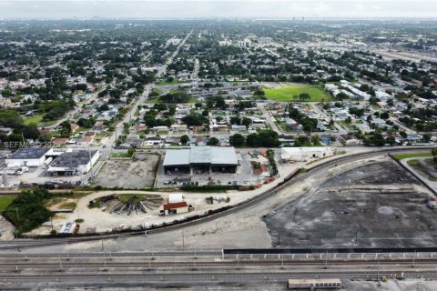 Commercial property in Miami, Florida № 2158369 - photo 4