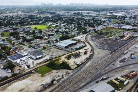 Commercial property in Miami, Florida № 2158369 - photo 6