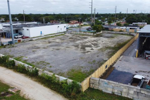 Commercial property in Miami, Florida № 2158369 - photo 1
