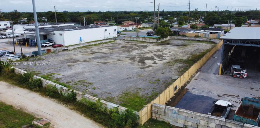 Commercial property in Miami, Florida № 2158369