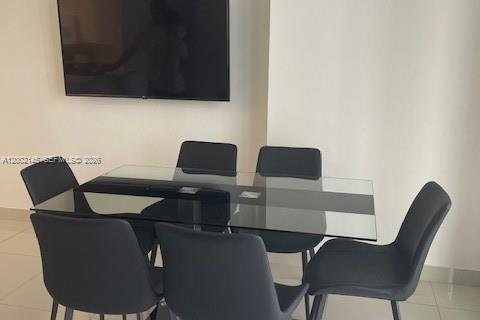 Condo in Miami, Florida, 1 bedroom  № 2067564 - photo 2