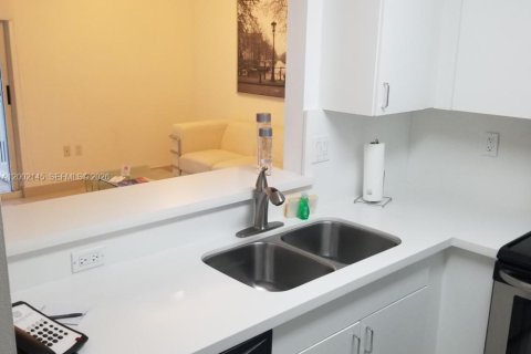 Condo in Miami, Florida, 1 bedroom  № 2067564 - photo 7