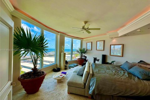Condominio en alquiler en Miami, Florida, 3 dormitorios, 208.1 m2 № 1780059 - foto 18