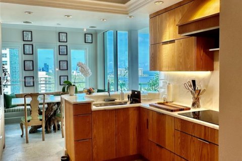 Condominio en alquiler en Miami, Florida, 3 dormitorios, 208.1 m2 № 1780059 - foto 14