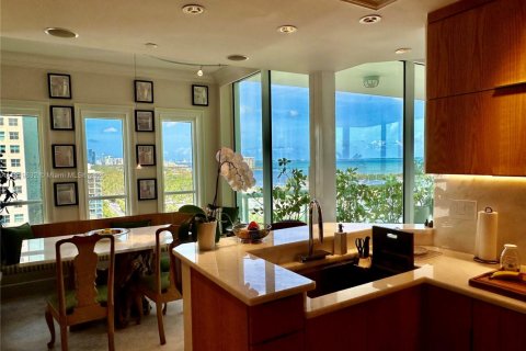Condominio en alquiler en Miami, Florida, 3 dormitorios, 208.1 m2 № 1780059 - foto 10