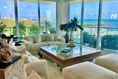 Condominio en alquiler en Miami, Florida, 3 dormitorios, 208.1 m2 № 1780059 - foto 1