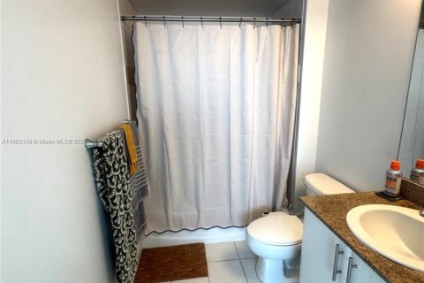 Condo in Miami, Florida, 2 bedrooms  № 1957322 - photo 9