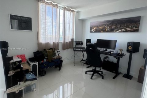 Condo in Miami, Florida, 2 bedrooms  № 1957322 - photo 11
