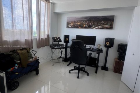 Condo in Miami, Florida, 2 bedrooms  № 1957322 - photo 12