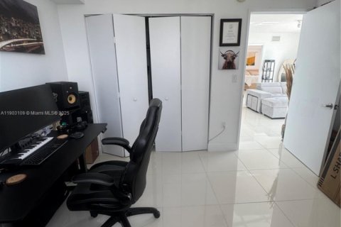 Condo in Miami, Florida, 2 bedrooms  № 1957322 - photo 13