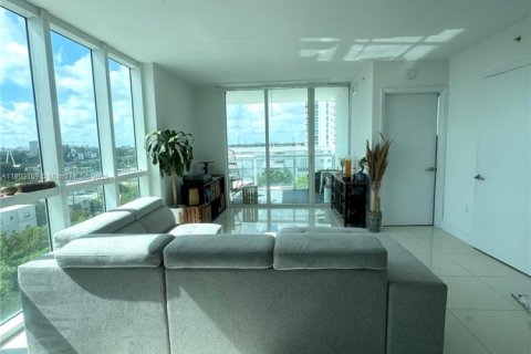 Condo in Miami, Florida, 2 bedrooms  № 1957322 - photo 1